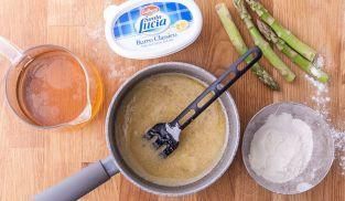 preparare il brodo in una casseruola preparare il brodo in una casseruola