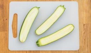 tagliare le zucchine per la lunghezza tagliare le zucchine per la lunghezza