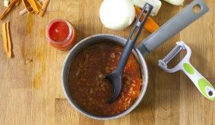 unire alle verdure la polpa di pomodoro e il farro