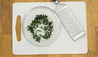 aggiungere agli spinaci una manciata di parmigiano aggiungere agli spinaci una manciata di parmigiano