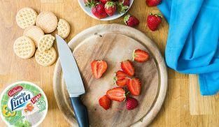 tagliare a fettine le fragole per guarnire le cheesecake light tagliare a fettine le fragole per guarnire le cheesecake light