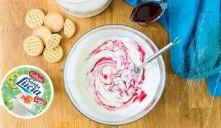 unire alla crema lo sciroppo di fragole unire alla crema lo sciroppo di fragole