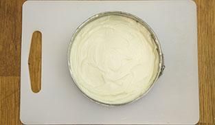 stendere la crema al formaggio sulla base di biscotti stendere la crema al formaggio sulla base di biscotti