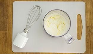 lavorare la crema allo yogurt con le fruste elettriche lavorare la crema allo yogurt con le fruste elettriche