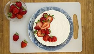 guarnire la cheesecake con lo yogurt greco e mascarpone con le fragole guarnire la cheesecake con lo yogurt greco e mascarpone con le fragole