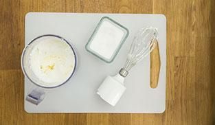 lavorare con le fruste la panna, lo zucchero e lo yogurt greco lavorare con le fruste la panna, lo zucchero e lo yogurt greco