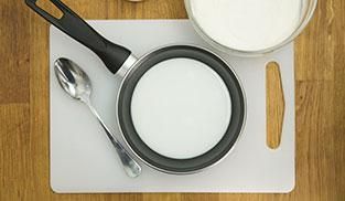 unire alla panna la colla di pesce e scaldarle in un pentolino unire alla panna la colla di pesce e scaldarle in un pentolino