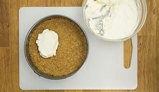 stendere il composto sulla base di biscotti stendere il composto sulla base di biscotti
