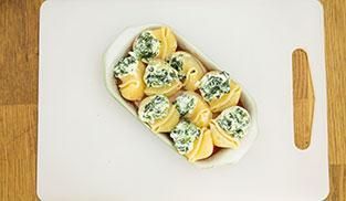 riempire i conchiglioni e adagiarli in una pirofila riempire i conchiglioni e adagiarli in una pirofila