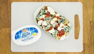 guarnire i conchiglioni ripieni di ricotta e spinaci con pomodoro e besciamella guarnire i conchiglioni ripieni di ricotta e spinaci con pomodoro e besciamella