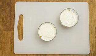 riempire i bicchierini con i biscotti e la crema riempire i bicchierini con i biscotti e la crema