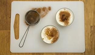guarnire i bicchierini di crumble di mele con la cannella guarnire i bicchierini di crumble di mele con la cannella