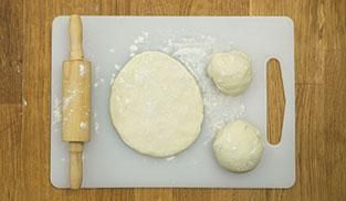 stendere ciascun panetto con il mattarello stendere ciascun panetto con il mattarello