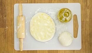 cospargere l'impasto con l'olio e infornare cospargere l'impasto con l'olio e infornare