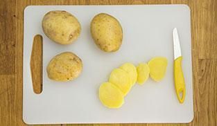 sbucciare e tagliare le patate sbucciare e tagliare le patate