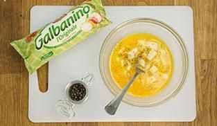 lavorare le uova, il Galbanino e le patate a dadini lavorare le uova, il Galbanino e le patate a dadini