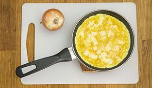 cuocere la frittata di patate e cipolla in padella cuocere la frittata di patate e cipolla in padella