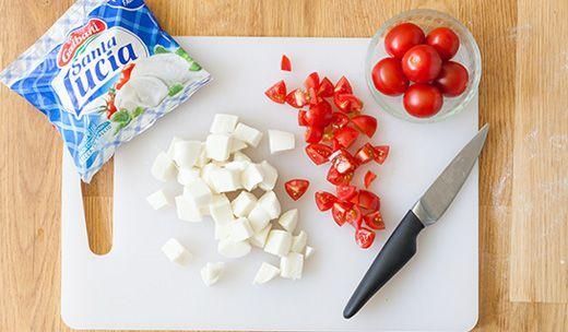 tagliare i pomodori e la mozzarella