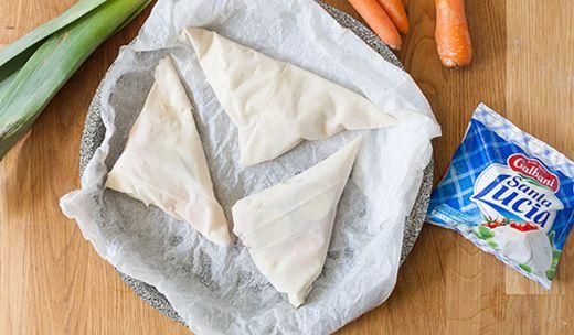 disporre i triangoli di pasta fillo nella teglia