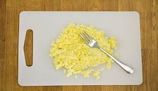 schiacciare con una forchetta le patate schiacciare con una forchetta le patate