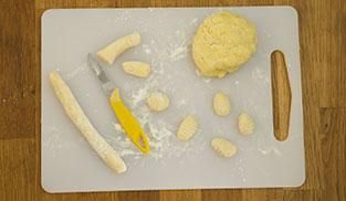 realizzare a mano gli gnocchetti realizzare a mano gli gnocchetti