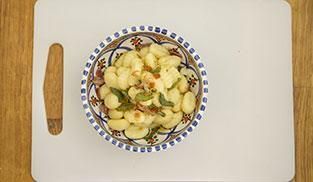 amalgamare gli gnocchi con la pancetta e la salvia amalgamare gli gnocchi con la pancetta e la salvia