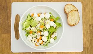 mescolare bene l'insalata di surimi mescolare bene l'insalata di surimi
