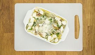 cospargere la lasagna con del parmigiano cospargere la lasagna con del parmigiano