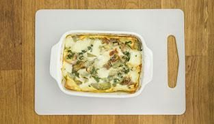 sfornare le lasagne di carciofi e mozzarella e servire calda sfornare le lasagne di carciofi e mozzarella e servire calda