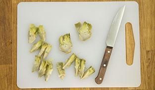 tagliare a striscioline i carciofi tagliare a striscioline i carciofi