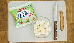 tagliare a dadini la mozzarella tagliare a dadini la mozzarella