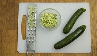 sminuzzare le zucchine con la grattugia sminuzzare le zucchine con la grattugia