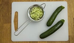 lasciar scolare le zucchine in un colino lasciar scolare le zucchine in un colino