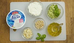 preparare i pinoli, il basilico, le mandorle, l'olio e la ricotta preparare i pinoli, il basilico, le mandorle, l'olio e la ricotta