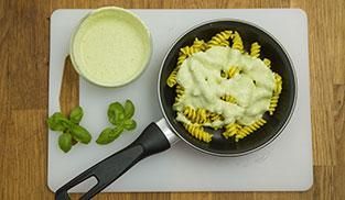 saltare in padella la pasta al pesto di zucchine saltare in padella la pasta al pesto di zucchine