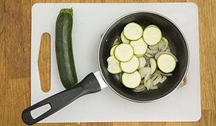cuocere in padella le zucchine con la cipolla cuocere in padella le zucchine con la cipolla