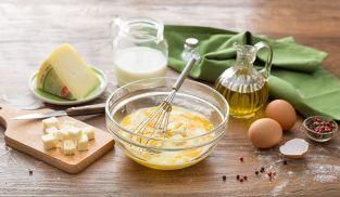 lavorare con la frusta le uova con il Bel Paese