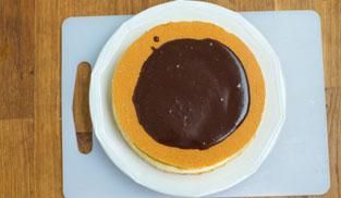 ricoprire la torta savoia con la glassa al cioccolato ricoprire la torta savoia con la glassa al cioccolato