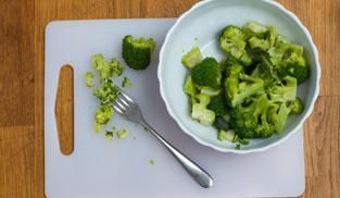 schiacciare con una forchetta i broccoli lessati