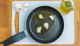 scaldare l'aglio in padella con l'olio scaldare l'aglio in padella con l'olio