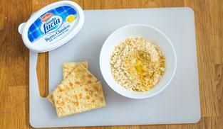tritare i crackers e unirvi il burro tritare i crackers e unirvi il burro