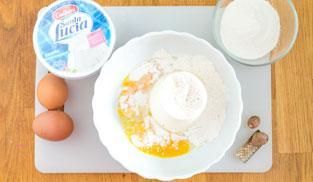 lavorare la ricotta dentro una ciotola insieme alle uova