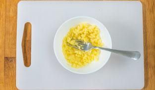 schiacciare le patate precedentemente cotte schiacciare le patate precedentemente cotte