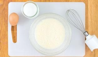 lavorare le uova con lo zucchero fino ad ottenere un composto biancastro lavorare le uova con lo zucchero fino ad ottenere un composto biancastro