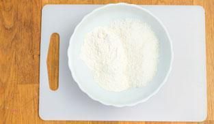 unire la farina 00 con la farina di cocco