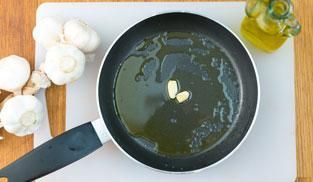 imbondire in padella l'aglio con un filo d'olio imbondire in padella l'aglio con un filo d'olio