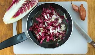 cuocere in padella il radicchio a pezzettini