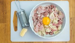 unire il prosciutto cotto, l'uovo e il pancarrè ammorbidito unire il prosciutto cotto, l'uovo e il pancarrè ammorbidito