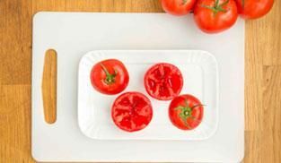 tagliare in due parti i pomodori