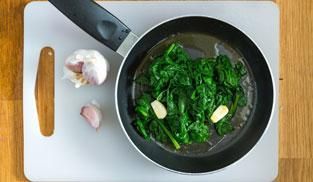 cuocere gli spinaci in padella con l'aglio cuocere gli spinaci in padella con l'aglio